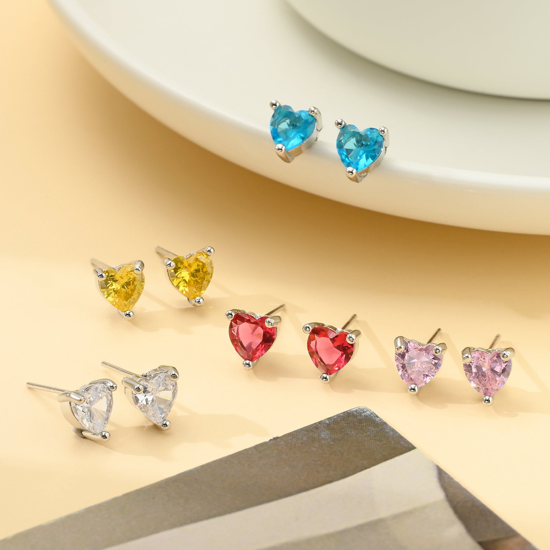 Pendientes de corazón de circón de color al por mayor